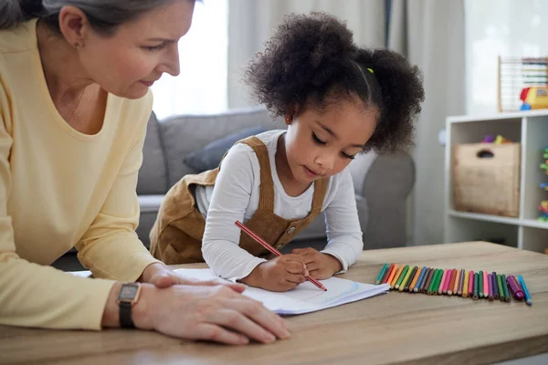 Little Girl Drawing Psychologists Office — 图库照片