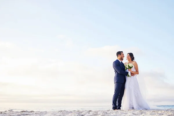 Young Couple Beach Wedding Day — Fotografia de Stock
