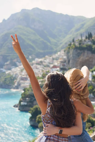 Two Unrecognisable Friends Standing Together Enjoying View Vacation Amalfi — Photo