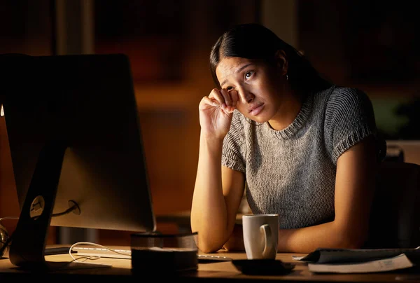 Young Businesswoman Looking Stressed Out While Working Computer Office Night — Foto Stock