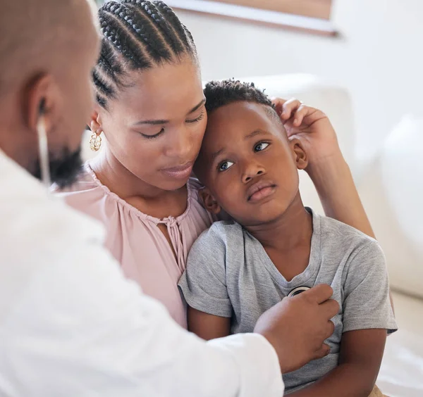 African American Male Paediatrician Examining Sick Boy Stethoscope Visit Mom — Stock Photo, Image