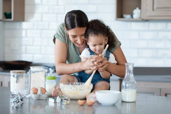 Young Mom Baking Her Toddler Home — Stockfoto