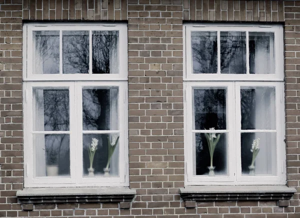 Closeup Glass Windows Old House Cottage Built Brick Walls Exterior — Foto de Stock