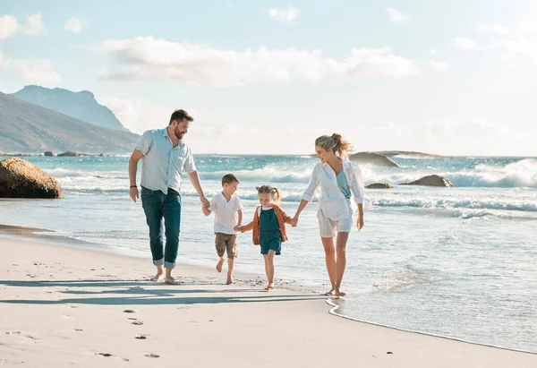 Caucasian Family Holding Hands While Enjoying Fun Summer Vacation Beach — Stock fotografie