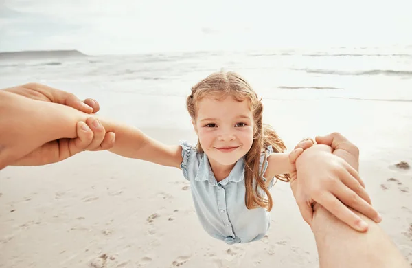 Мама Гойдається Маленька Дівчинка Руках Пляжі Чарівний Маленький Хлопчик Дивиться — стокове фото