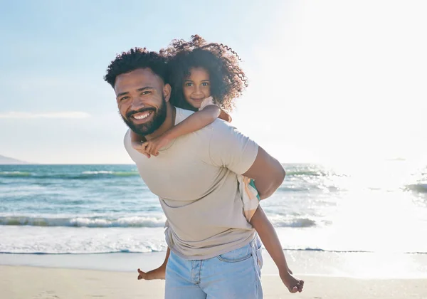 Cropped Portrait Handsome Young Man Piggybacking His Daughter Beach — Stockfoto