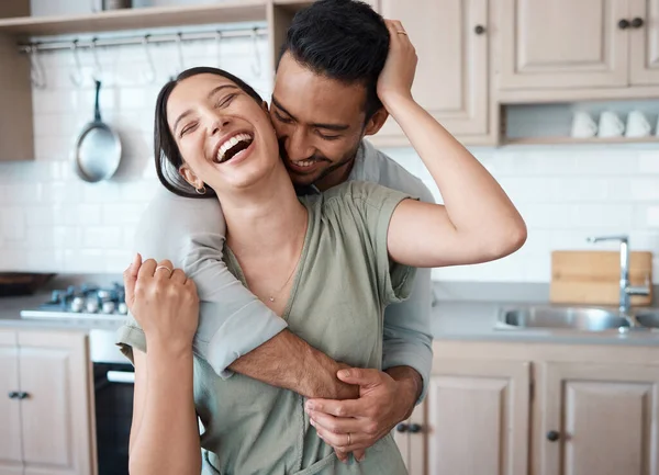 Een Jong Stel Dat Samen Tijd Doorbrengt Thuis — Stockfoto