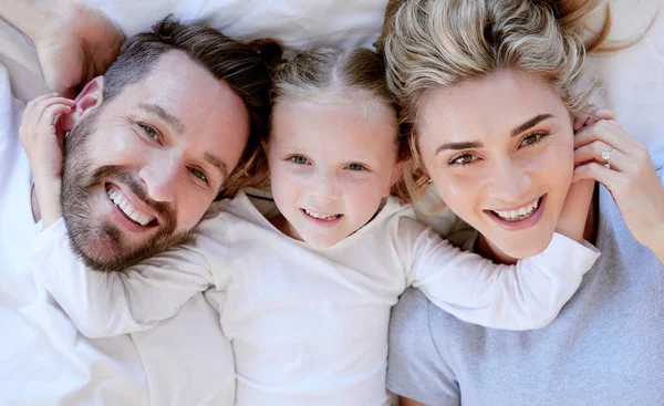 Portrait Happy Carefree Caucasian Family Pyjamas Lying Cosy Together Bed — 스톡 사진