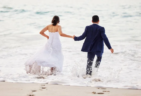 Young Couple Beach Wedding Day — стоковое фото