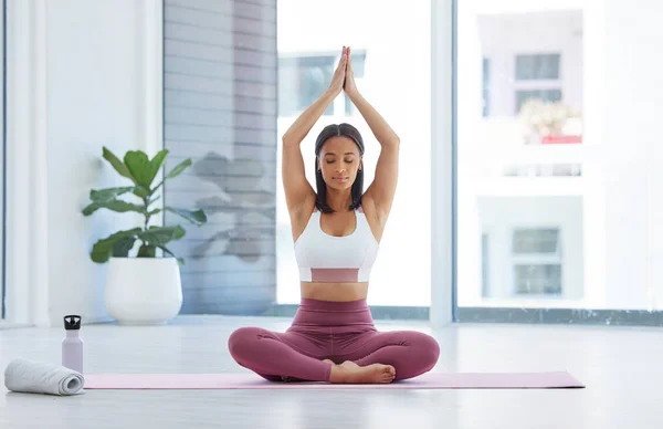 Sportovní Mladá Žena Meditující Při Cvičení Studiu Jógy — Stock fotografie