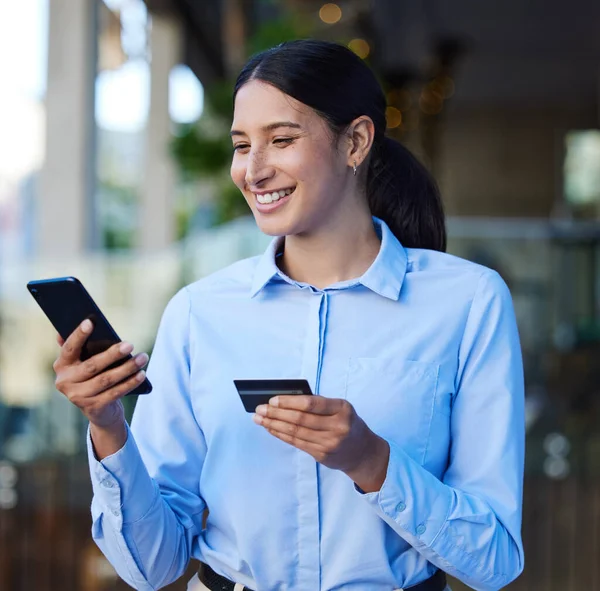 Young Mixed Race Happy Businesswoman Using Credit Card Phone Shop — Φωτογραφία Αρχείου