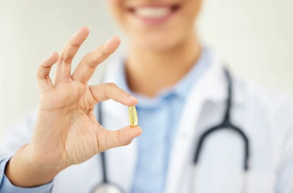 Closeup Shot Unknown Female Doctor Holding Pill Hospital — Foto Stock