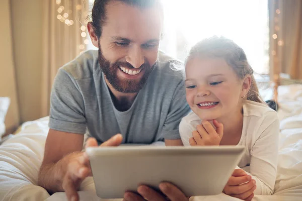 Young Happy Caucasian Father Daughter Watching Videos Digital Tablet Together — Φωτογραφία Αρχείου