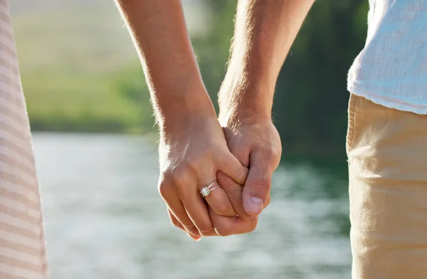 Unrecognizable Couple Holding Hands While Spending Time Lake — Foto de Stock