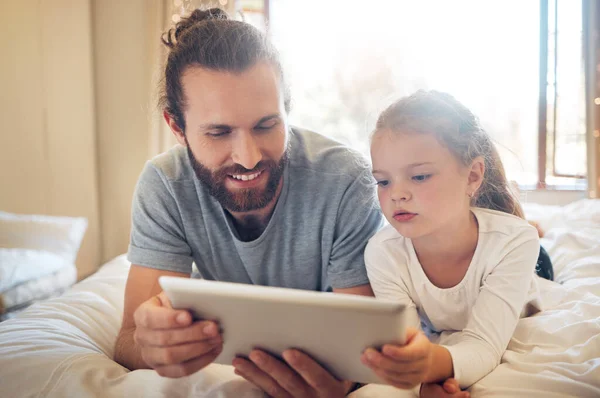 Young Caucasian Father Daughter Watching Videos Digital Tablet Together Little — Φωτογραφία Αρχείου