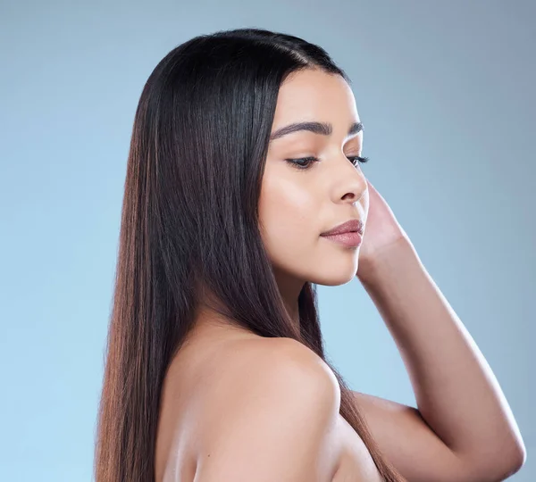 Studio Shot Beautiful Young Woman Showing Her Long Silky Hair — Φωτογραφία Αρχείου