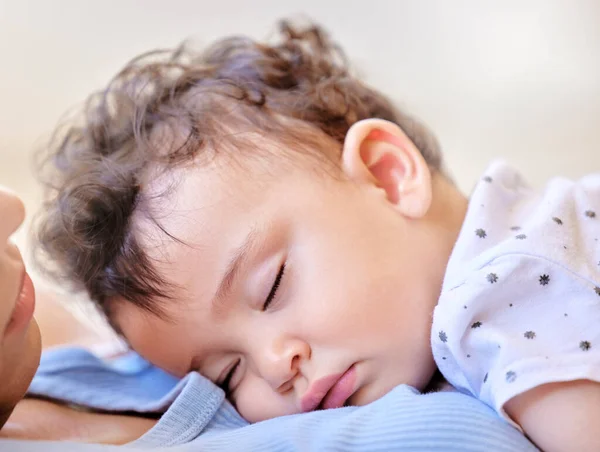 Little Baby Sleeping Mothers Chest Small Girl Asleep Her Mom — Foto de Stock