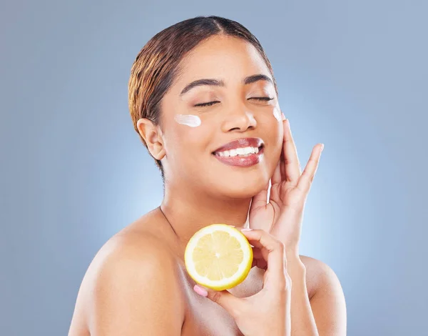 Get Lemon Glow Young Woman Holding Half Lemon Grey Background — Stok Foto