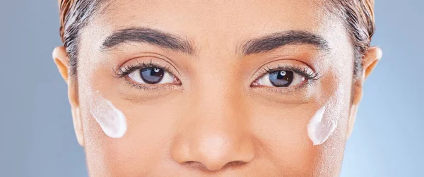 Perhatikan Keajaiban Terjadi Seorang Wanita Muda Menerapkan Lotion Wajahnya Terhadap — Stok Foto