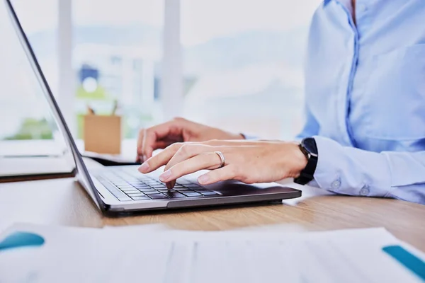 Großaufnahme Der Hände Einer Geschäftsfrau Die Auf Der Laptop Tastatur — Stockfoto