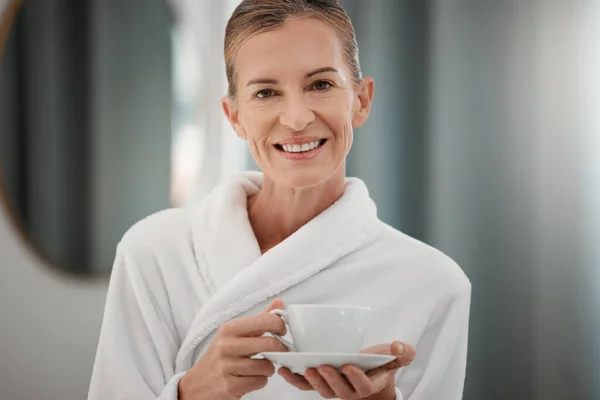 Olgun Bir Kadın Spa Tedavisinden Önce Bir Fincan Çay Içiyor — Stok fotoğraf