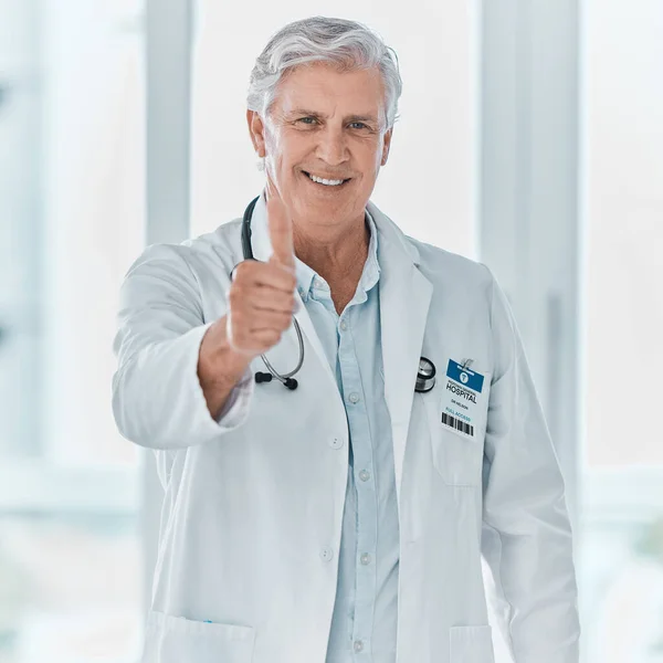 Good Physician Blessing Portrait Mature Doctor Showing Thumbs Hospital — Stock Photo, Image