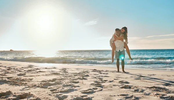 Pasangan Muda Menghabiskan Waktu Bersama Pantai — Stok Foto