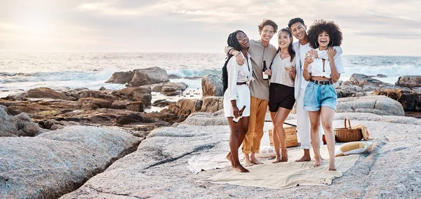 Group Friends Enjoying Time Together Drinking Some Alcoholic Drinks Beach — Foto de Stock