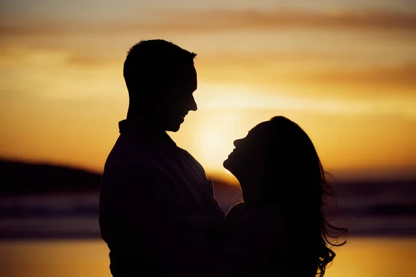 Silhouette Couple Enjoying Romantic Moment Standing Face Face Looking Eyes — Stockfoto