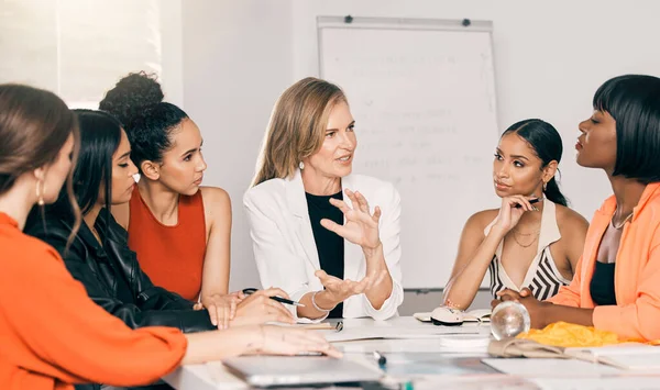 Prozess Etwas Gutes Schaffen Eine Gruppe Von Geschäftsfrauen Bei Einem — Stockfoto