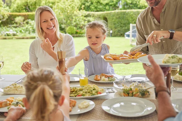 Family Enjoying Sunday Lunch Together Patio — Stockfoto