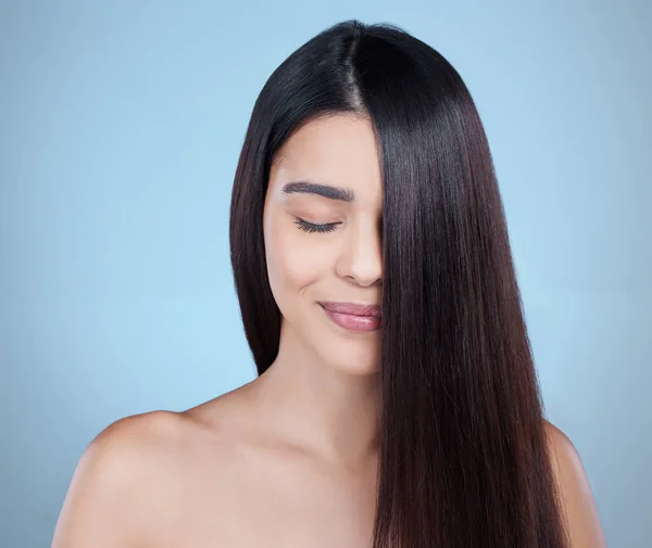 Studio Shot Beautiful Young Woman Showing Her Long Silky Hair — Φωτογραφία Αρχείου