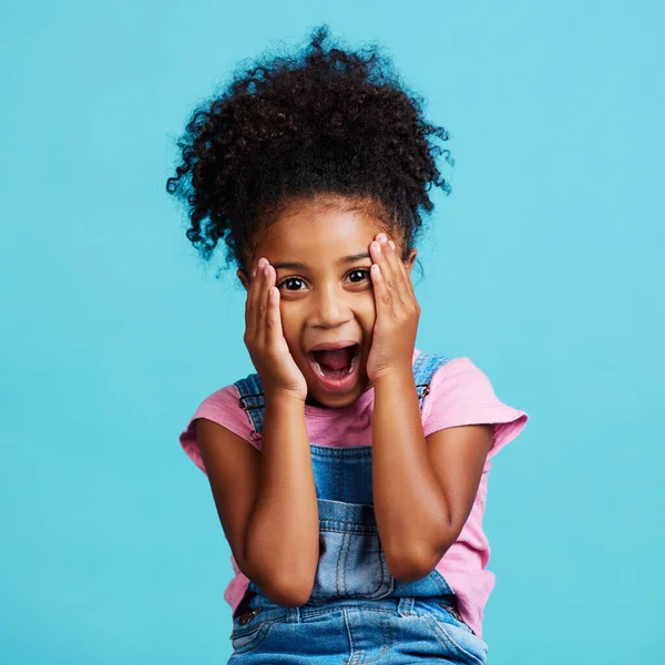 Een Klein Meisje Zoek Verrast Terwijl Poseren Tegen Een Blauwe — Stockfoto