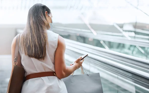 Rear View Young Woman Using Cellphone While Escalator Carrying Shopping — 图库照片