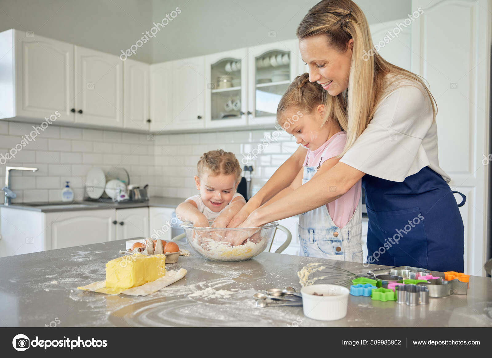 https://st.depositphotos.com/62628780/58998/i/1600/depositphotos_589983902-stock-photo-caucasian-caring-mother-little-daughters.jpg