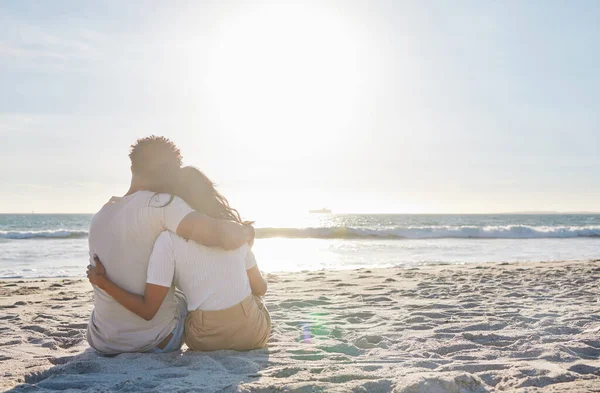 Full Length Shot Affectionate Young Couple Sharing Intimate Moment Beach — Φωτογραφία Αρχείου