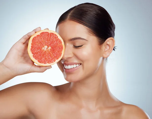 Closeup Smiling Woman Holding Grapefruit Her Eye While Posing Topless — стоковое фото