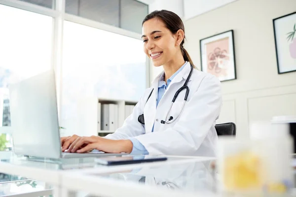Closeup Young Mixed Race Female Doctor Using Laptop Smiling Work — Foto Stock