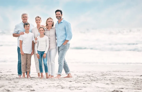 Sluneční Polibky Hihňání Krásné Rodinné Sblížení Při Trávení Den Pláži — Stock fotografie