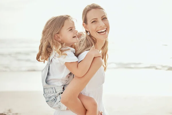 Fröhliche Mutter Und Tochter Amüsieren Sich Strand Junge Mutter Gibt — Stockfoto