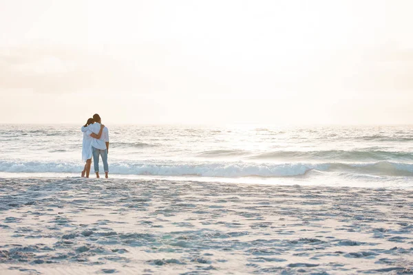 Young Couple Spending Time Together Beach — Fotografia de Stock