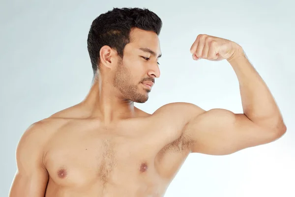 Man Flexing His Biceps Studio Background — Fotografia de Stock