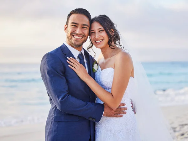 Young Couple Beach Wedding Day —  Fotos de Stock