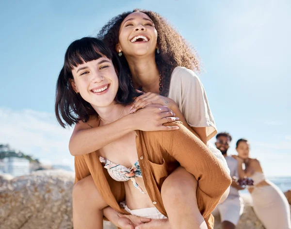 Love How She Just Gets Two Young Women Having Fun — Stock Photo, Image