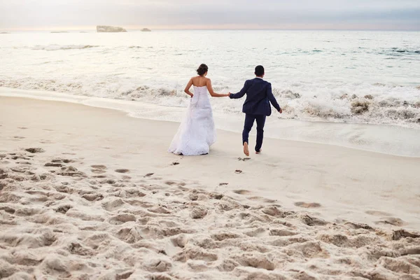 Young Couple Beach Wedding Day — Zdjęcie stockowe