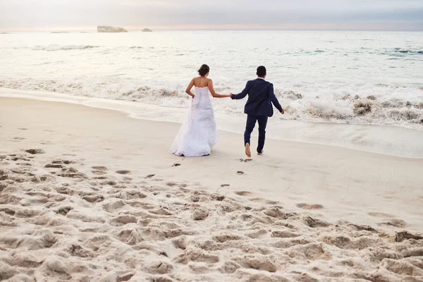 Young Couple Beach Wedding Day — стоковое фото