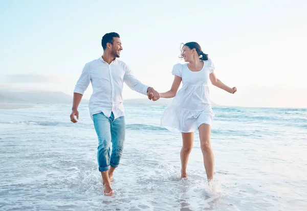 Young Couple Running Beach — Stockfoto