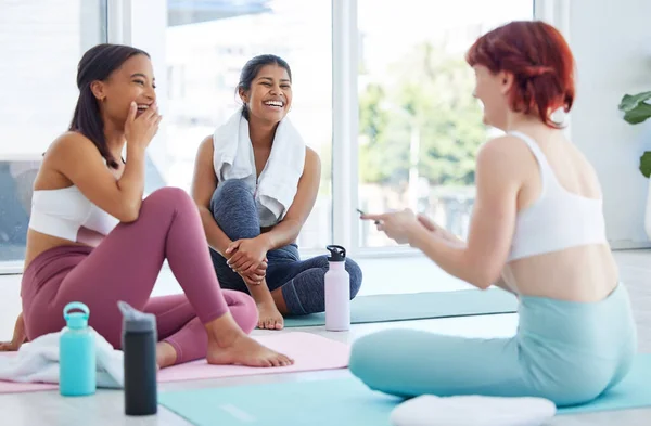 Group Sporty Young Women Taking Break While Exercising Yoga Studio — Photo