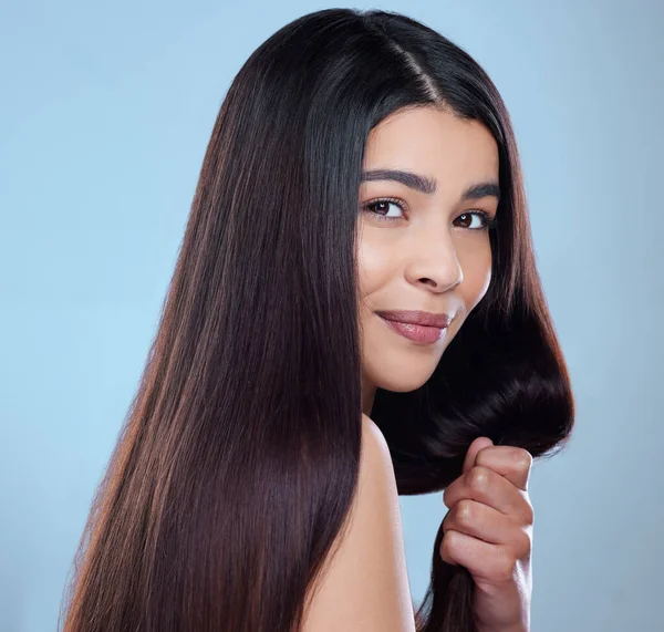 Studio Portrait Beautiful Young Woman Showing Her Long Silky Hair — Foto Stock