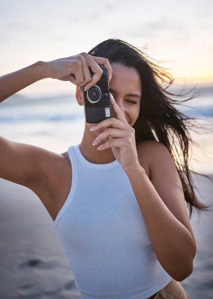 Woman Taking Picture Her Camera While Beach — Fotografia de Stock